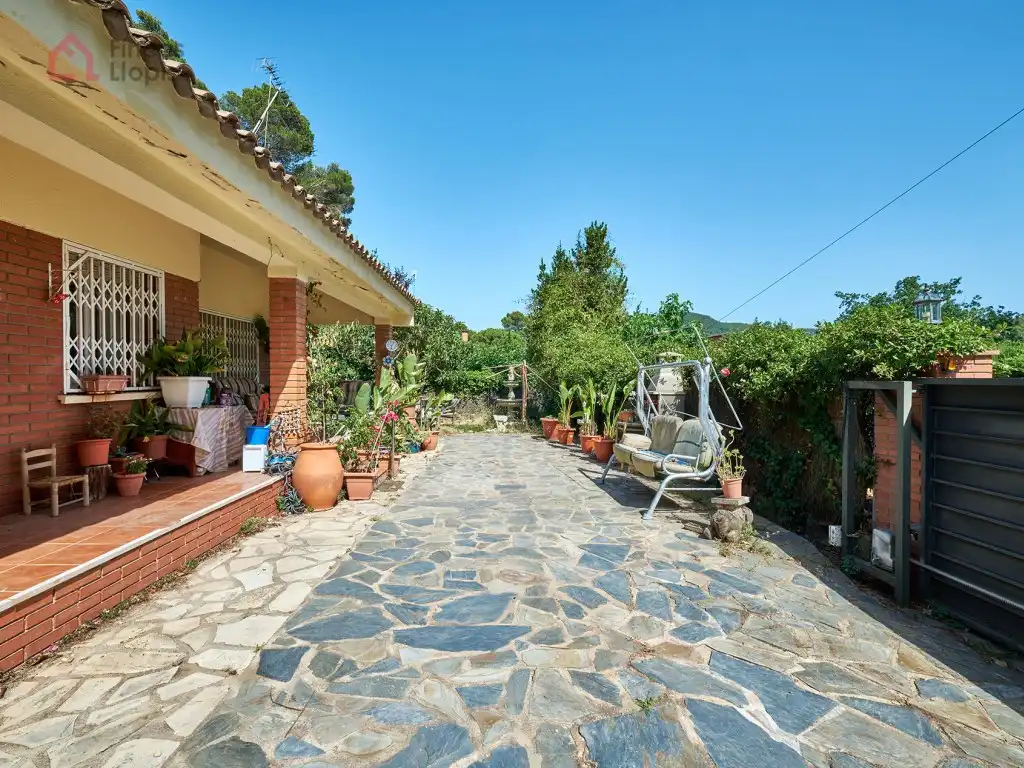 Vista exterior de Casa o xalet en venda en Corbera de Llobregat amb Aire condicionat, Calefacció i Jardí privat