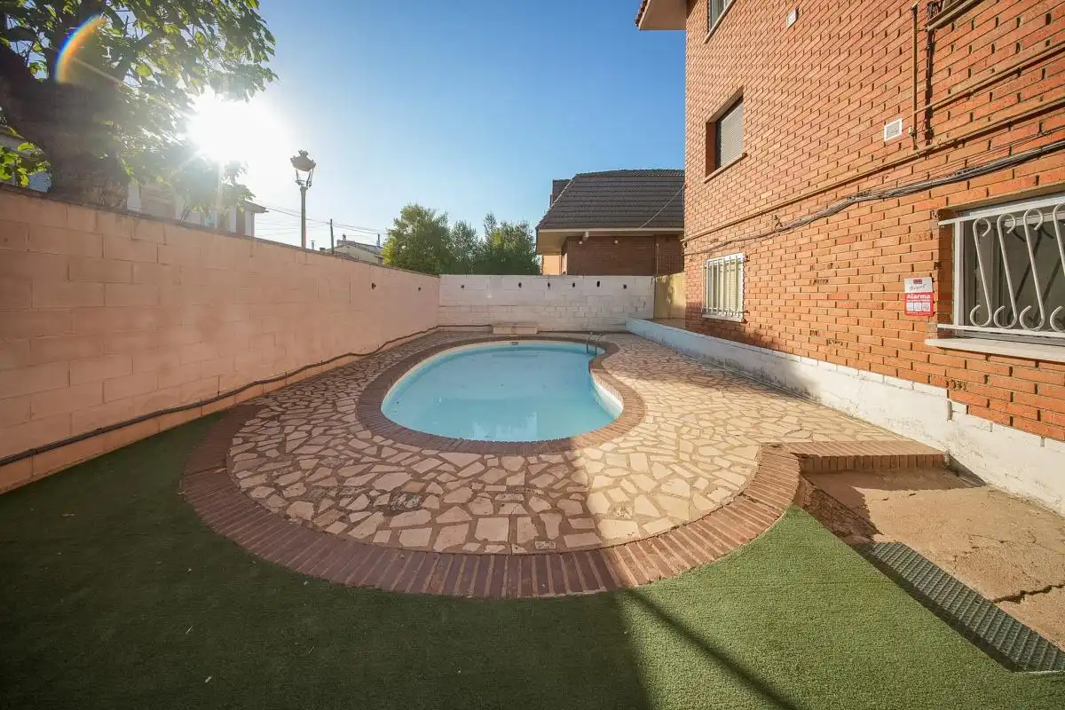 Piscina de Planta baja en venta en Alovera con Aire acondicionado, Calefacción y Jardín privado