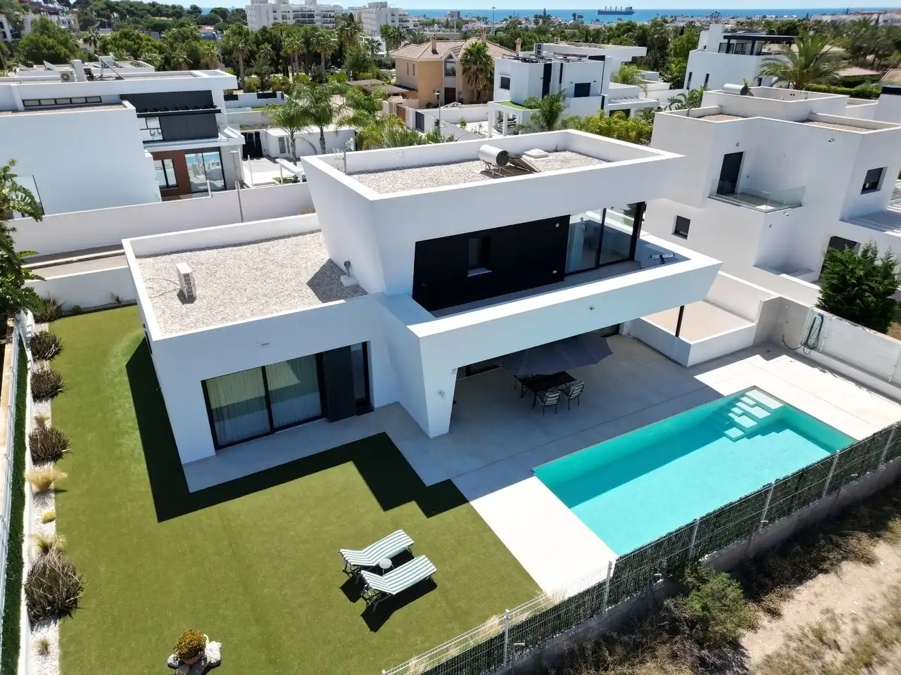 House with pool for sale in Puerto Vera