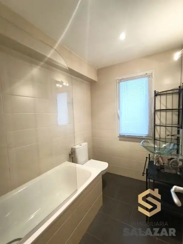 Baño de Piso de alquiler en Bilbao  con Calefacción, Terraza y Microondas