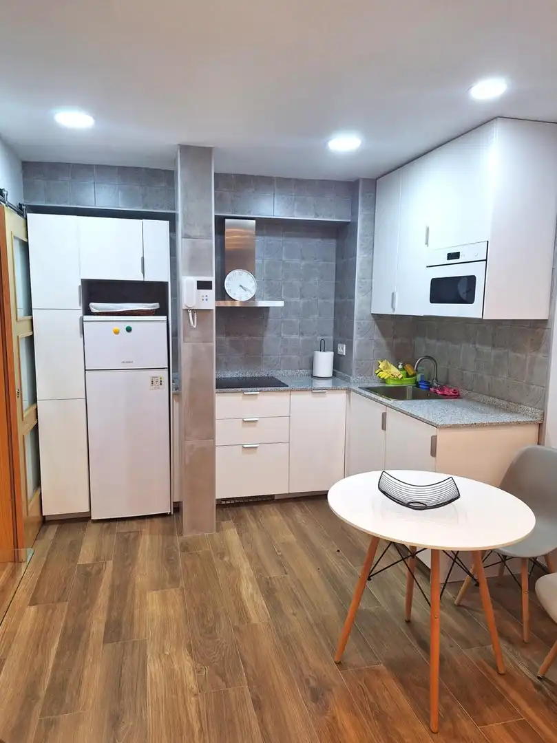 Cuina de Apartament de lloguer en Oviedo  amb Calefacció i Moblat