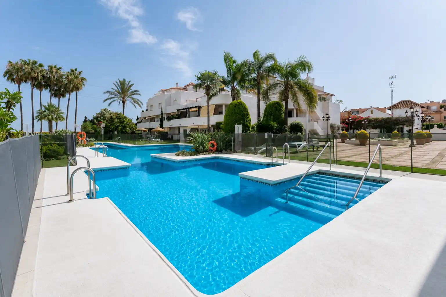 Swimming pool of Flat for sale in Marbella  with Air Conditioner, Heating and Terrace