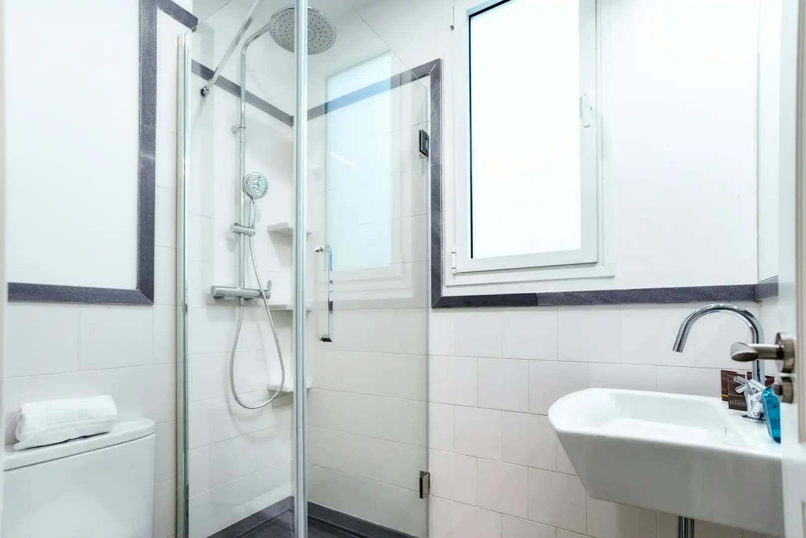 Baño de Piso de alquiler en Sevilla con Aire acondicionado, Calefacción y Lavadora