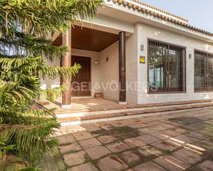 Vista exterior de Casa o xalet en venda en Montequinto amb Aire condicionat, Jardí privat i Terrassa