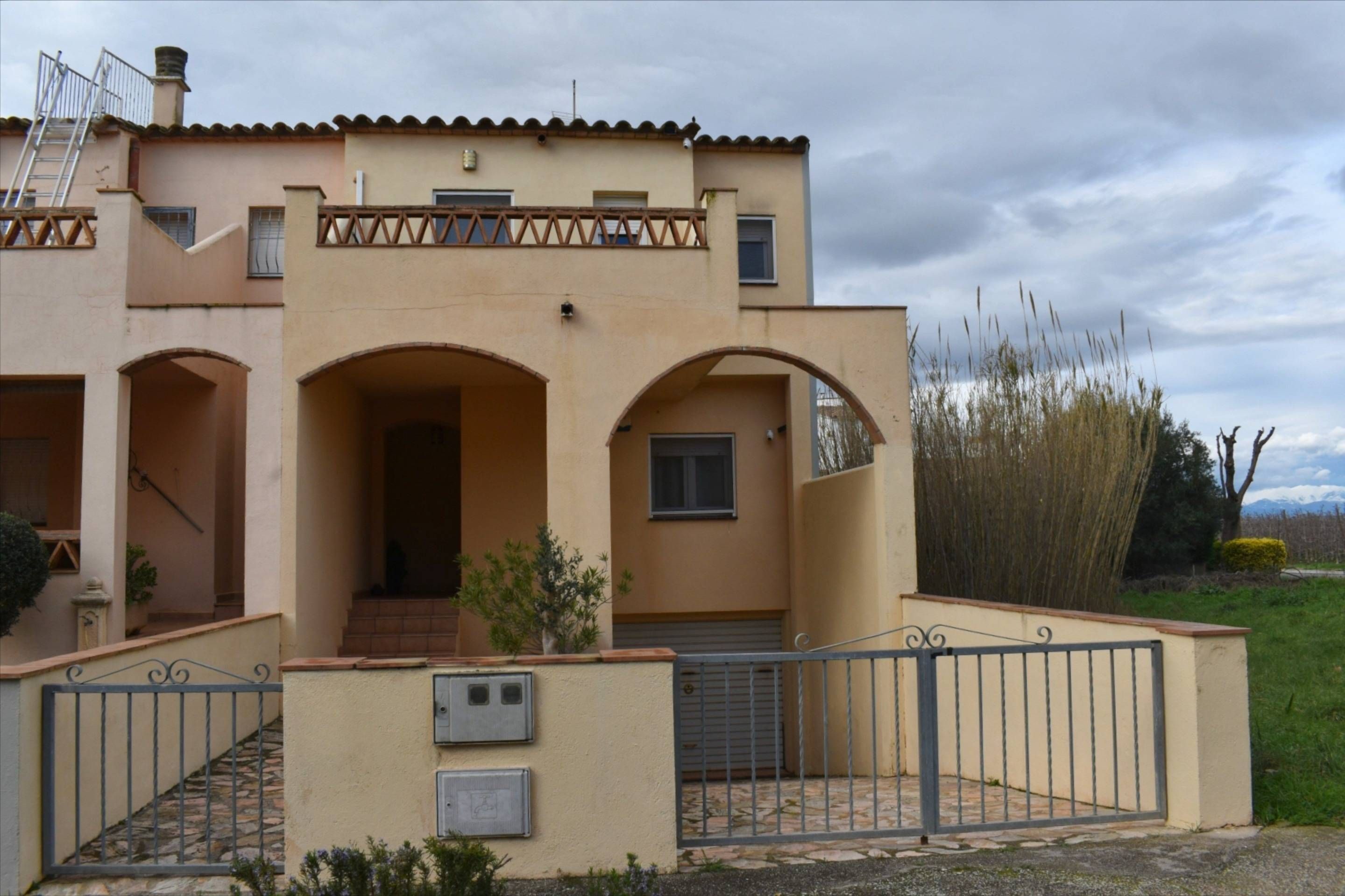 Vista exterior de Casa o xalet en venda en Sant Pere Pescador amb Aire condicionat, Terrassa i Moblat