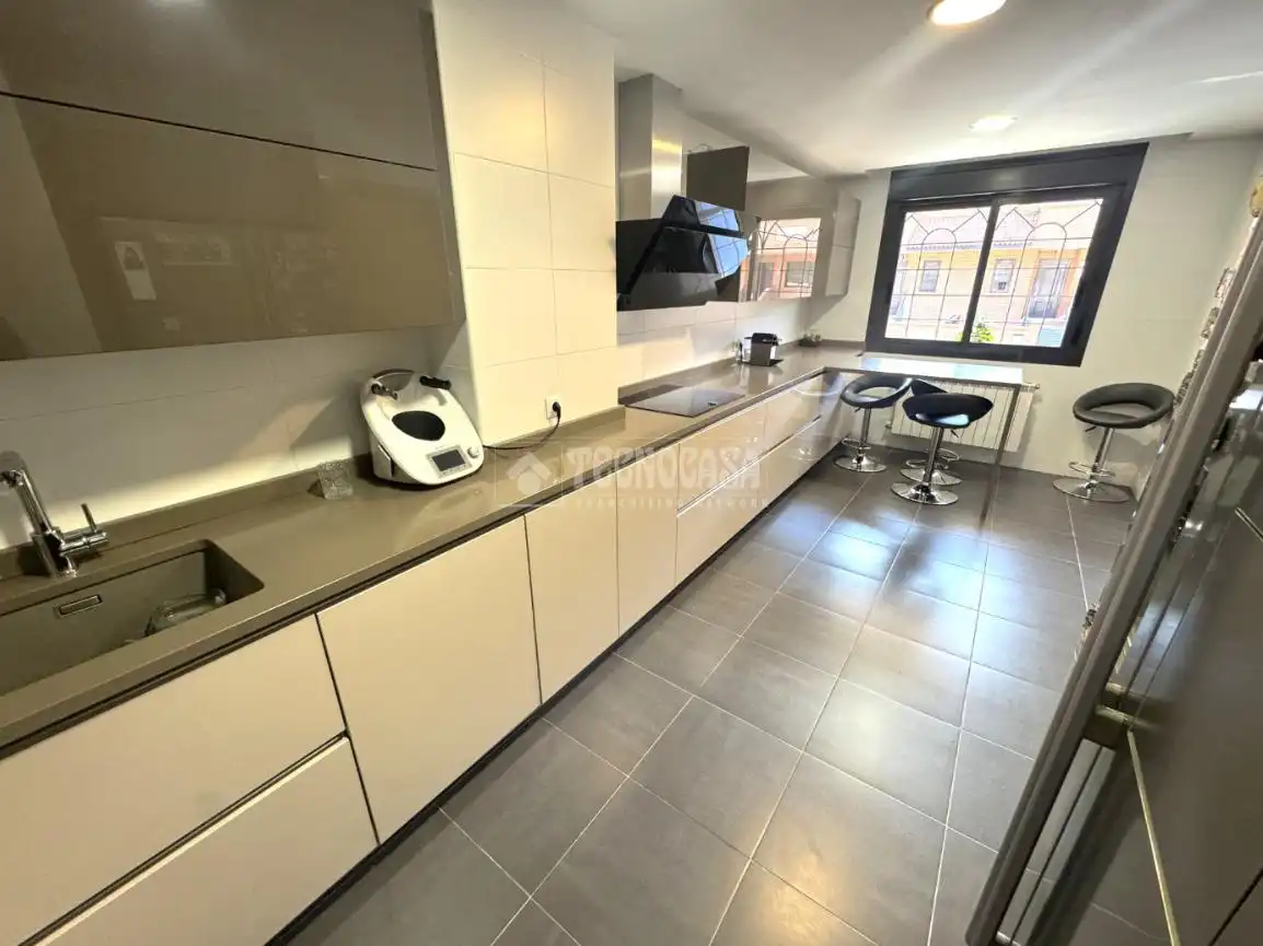 Kitchen of Detached homes for sale in Alcalá de Henares  with Air Conditioner, Terrace and Community pool