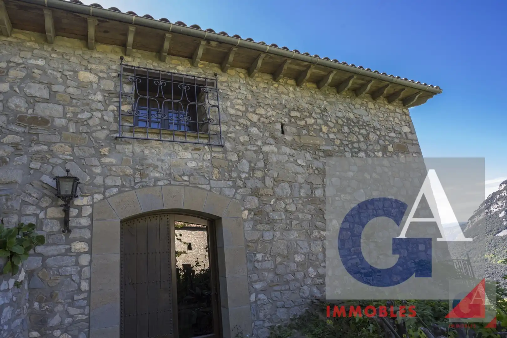 Country homes for sale in Montagut i Oix