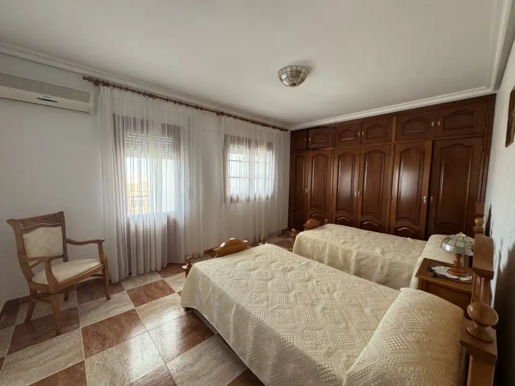 Dormitori de Casa o xalet en venda en Valencia de las Torres amb Aire condicionat, Terrassa i Piscina