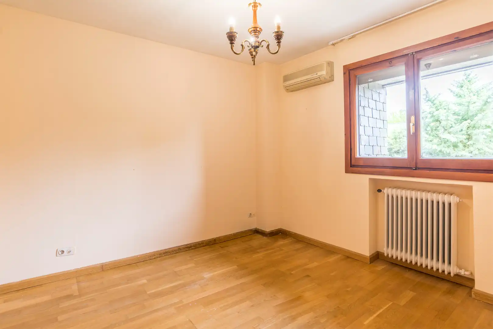 Bedroom of Houses for sale in Pozuelo de Alarcón  with Air Conditioner, Heating and Private garden