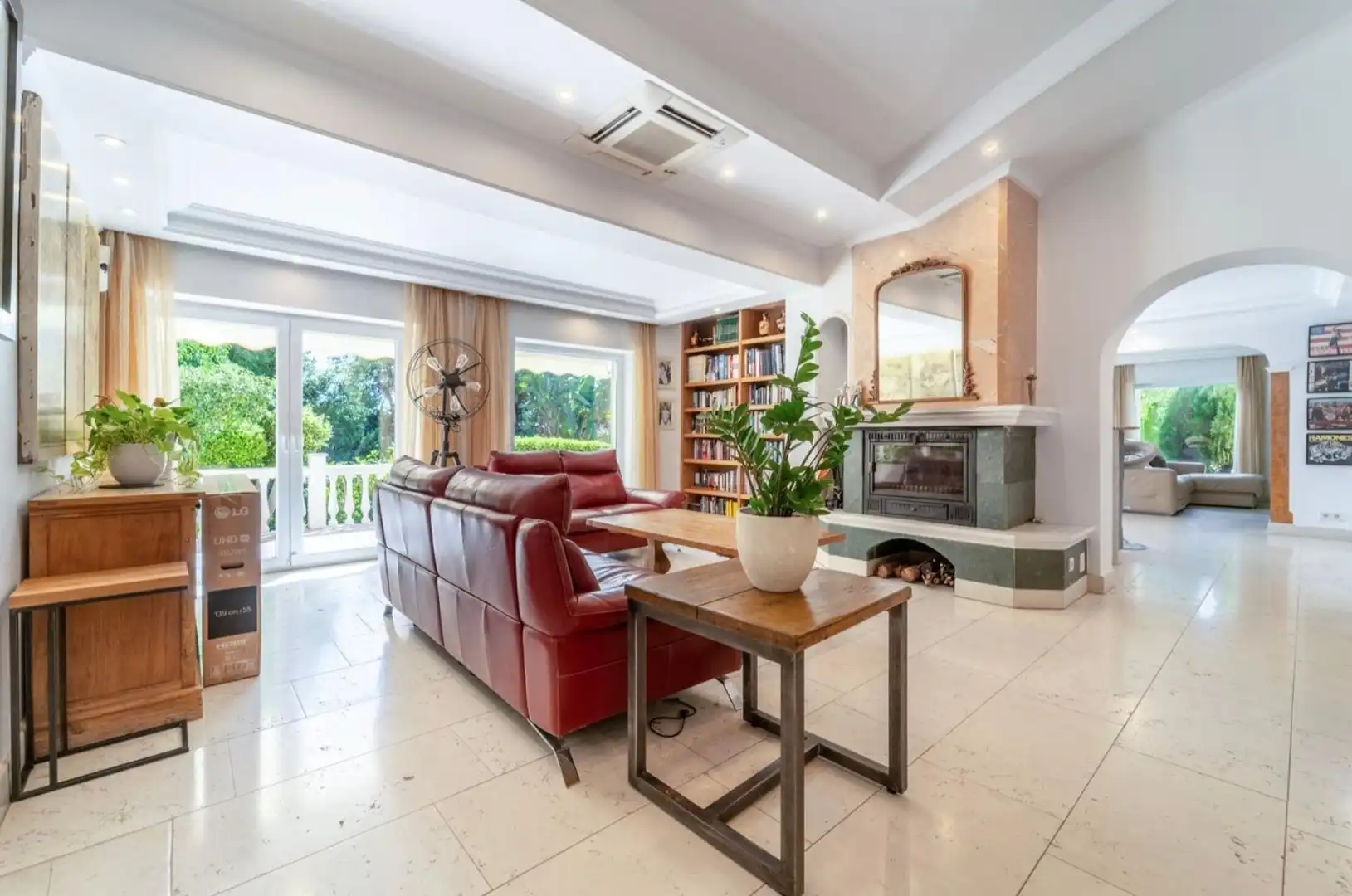 Sala de estar de Casa o chalet en venta en Marbella con Aire acondicionado, Calefacción y Jardín privado