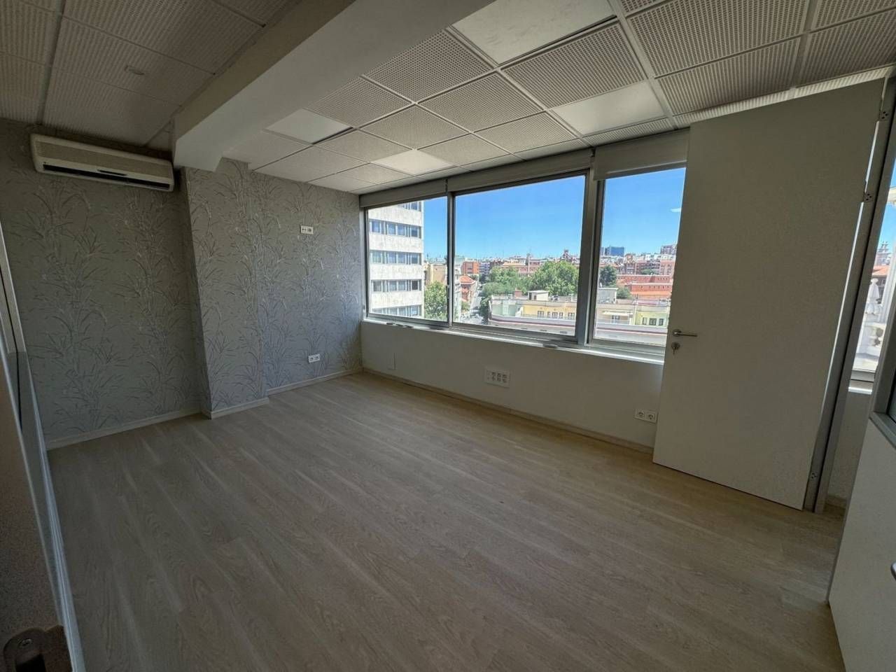Office for sale in  Madrid Capital  with Air Conditioner, Heating and Alarm