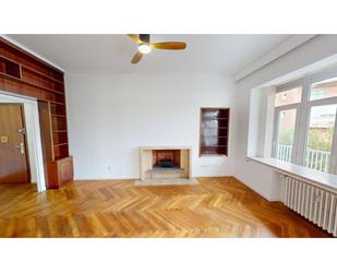 Living room of Flat to rent in  Madrid Capital  with Air Conditioner, Heating and Parquet flooring