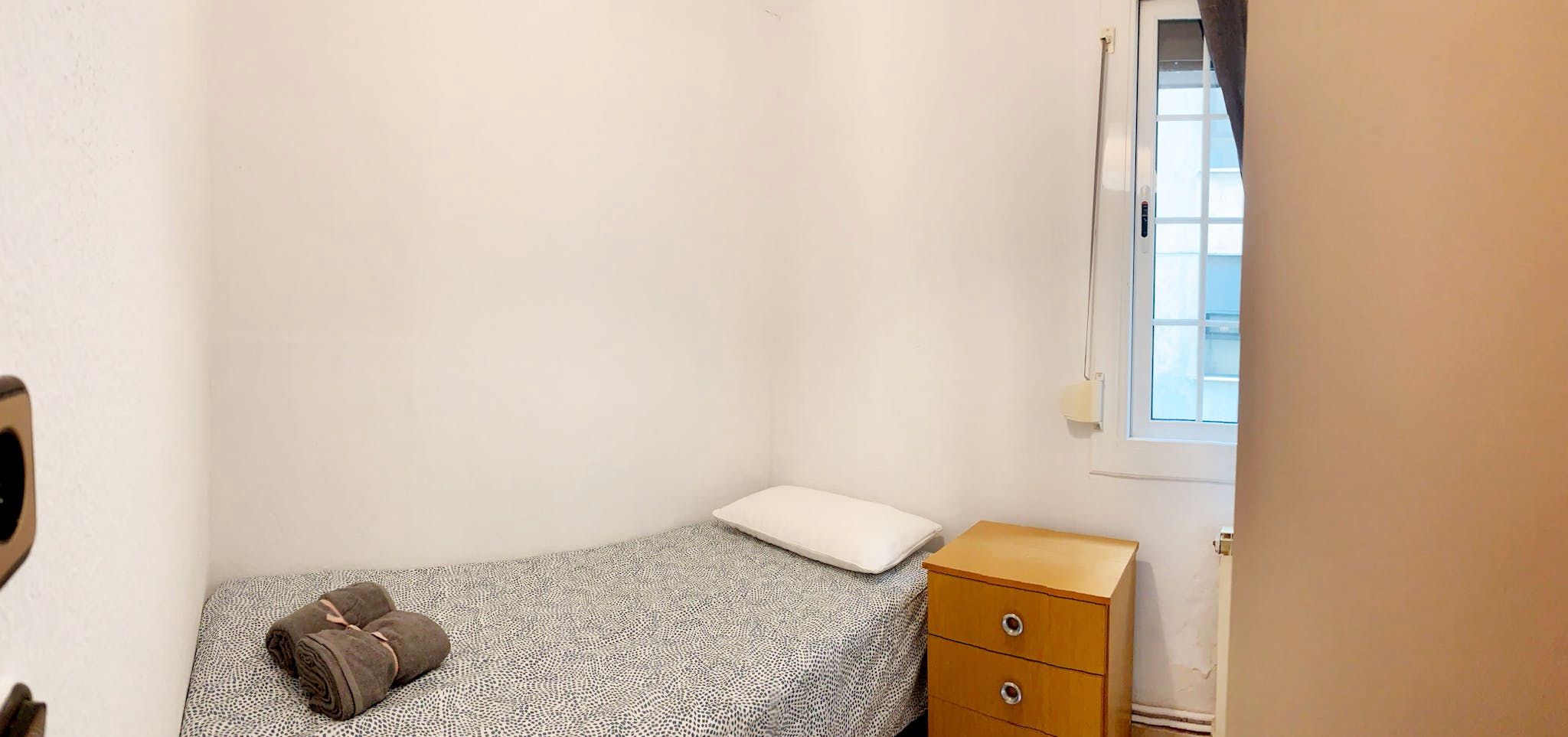 Bedroom of Flat to share in  Barcelona Capital  with Heating, Furnished and Washing machine