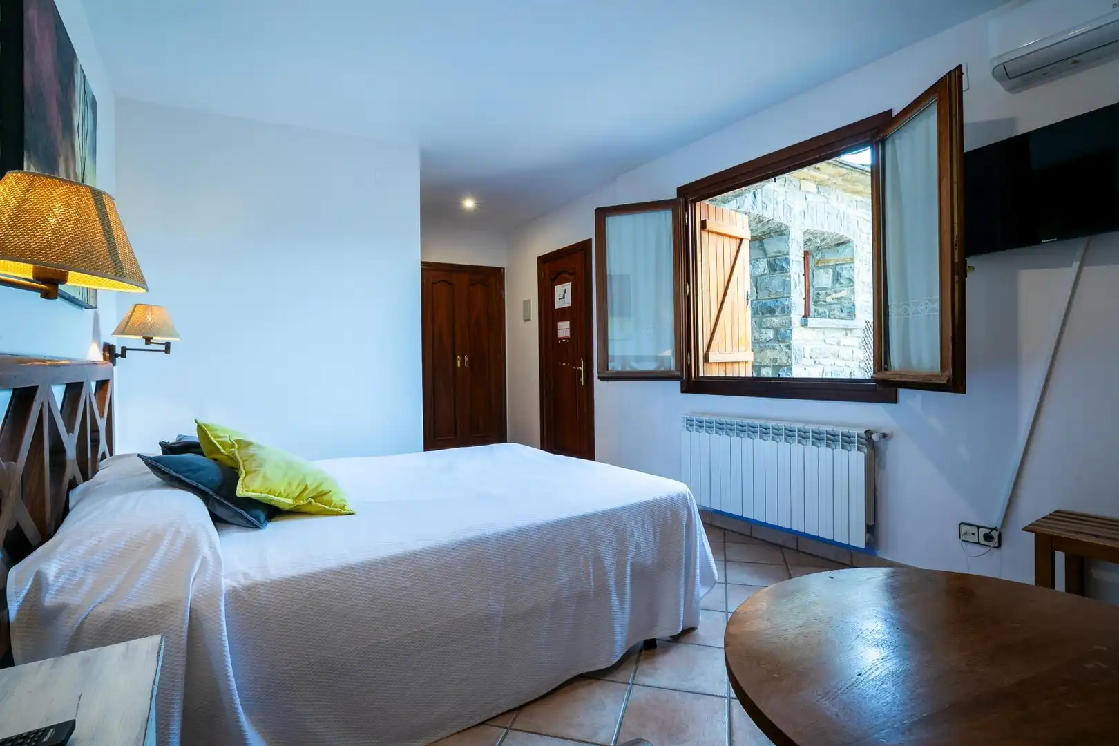 Dormitori de Casa o xalet en venda en Boltaña amb Calefacció, Terrassa i Moblat