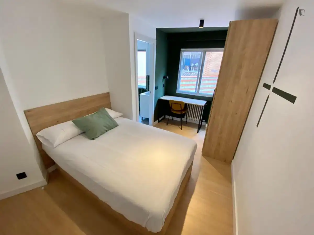 Dormitori de Apartament per a compartir en Madrid amb Calefacció, Moblat i Forn