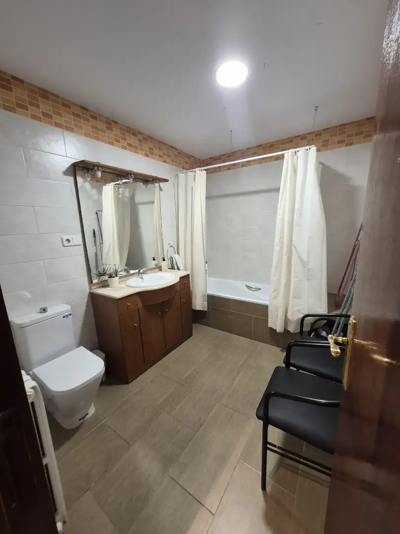 Baño de Casa o chalet de alquiler en La Llacuna con Aire acondicionado, Calefacción y Jardín privado