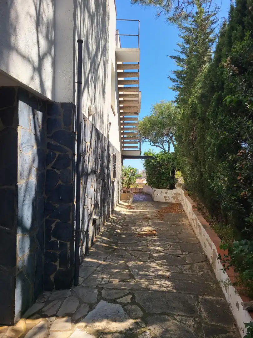Vista exterior de Casa o xalet en venda en Llançà amb Calefacció, Terrassa i Traster