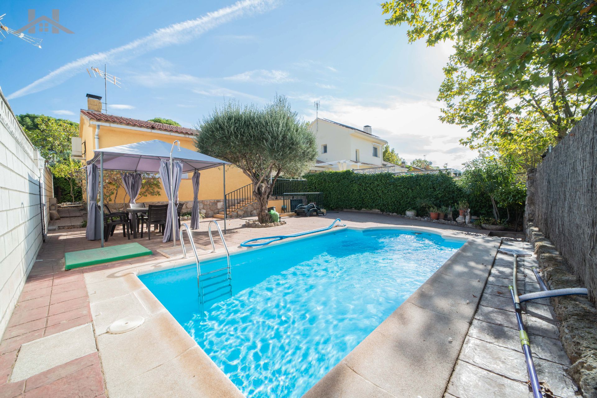 Piscina de Casa o xalet en venda en Navalagamella amb Aire condicionat, Jardí privat i Terrassa
