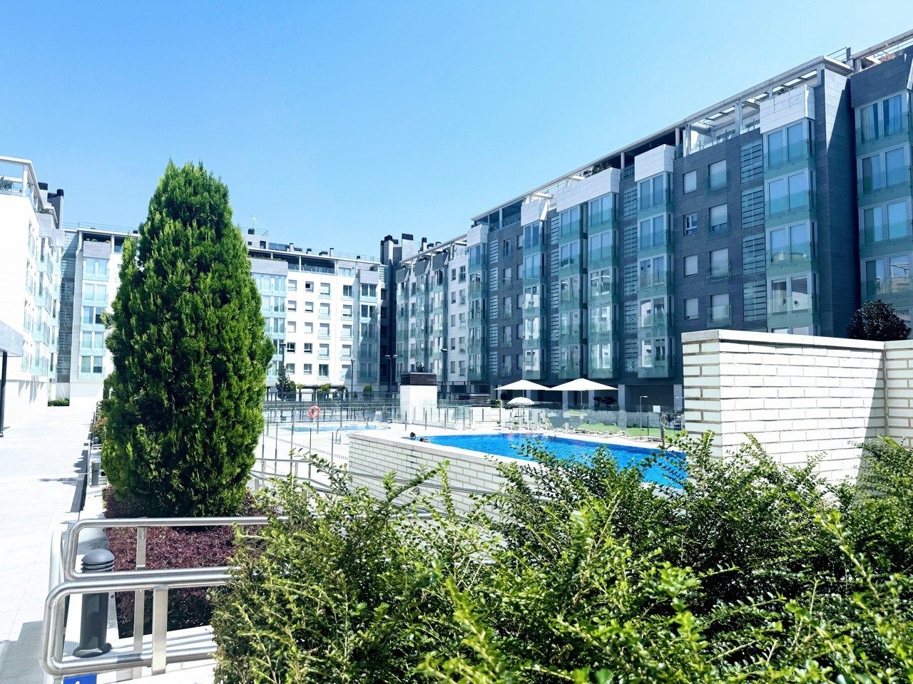 Swimming pool of Flat to rent in  Madrid Capital  with Air Conditioner, Heating and Furnished