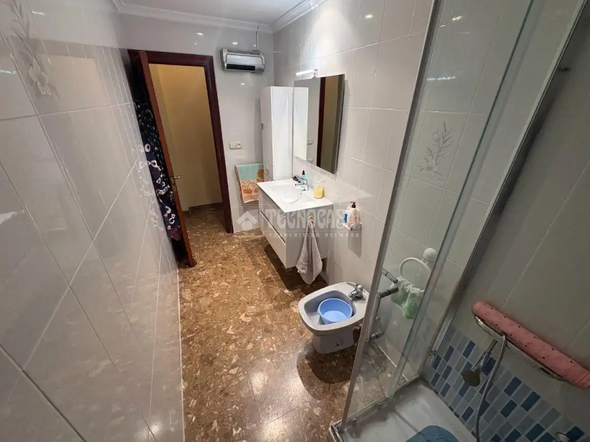 Baño de Piso en venta en Burjassot con Aire acondicionado y Balcón