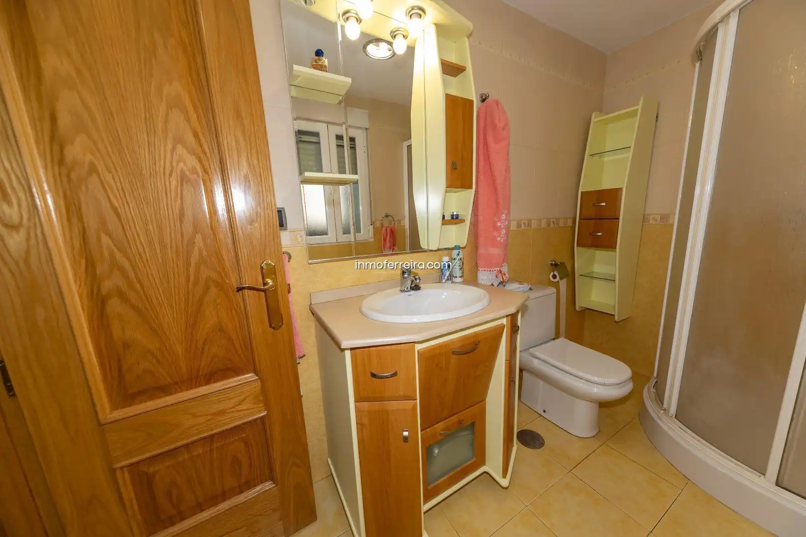 Bathroom of Houses for sale in Darro  with Storage room