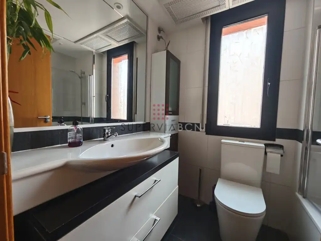 Badezimmer von Dachboden zum Verkauf in Barcelona mit Balkon