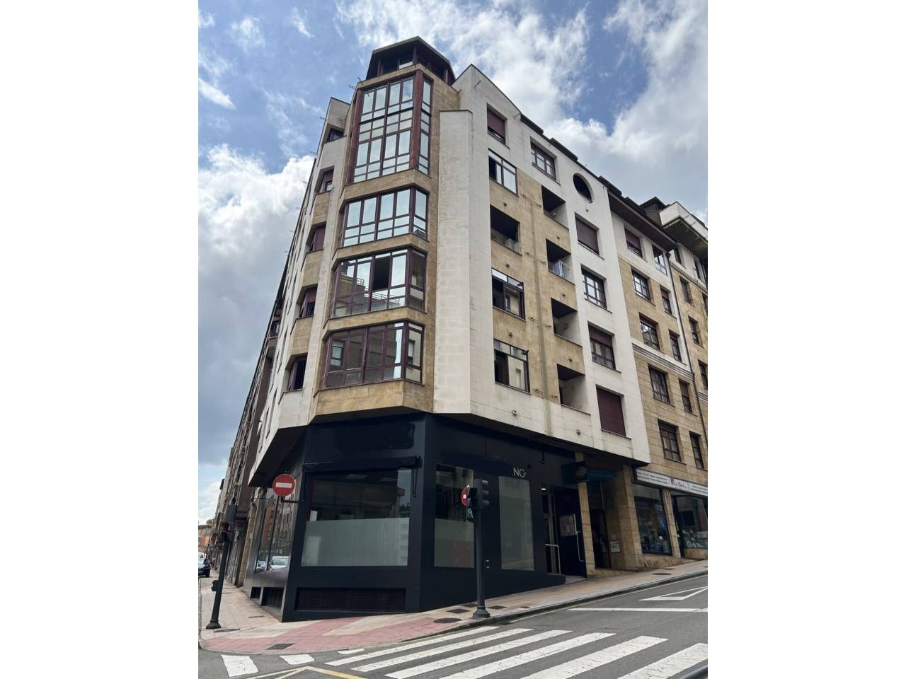 Vista exterior de Pis en venda en Oviedo  amb Calefacció, Parquet i Terrassa
