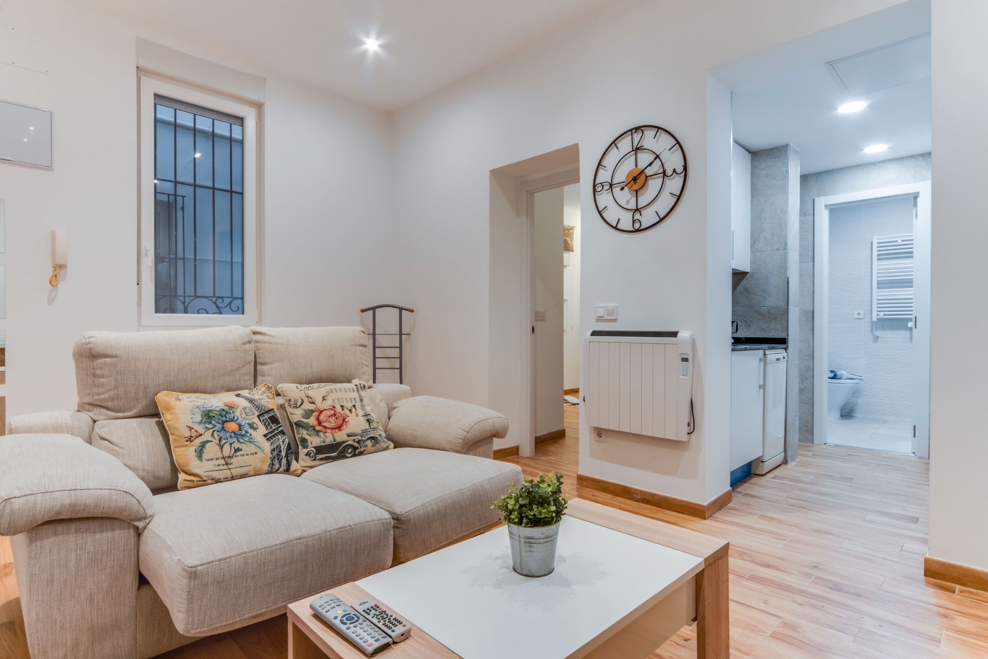 Sala d'estar de Apartament de lloguer en  Madrid Capital amb Calefacció, Moblat i Forn