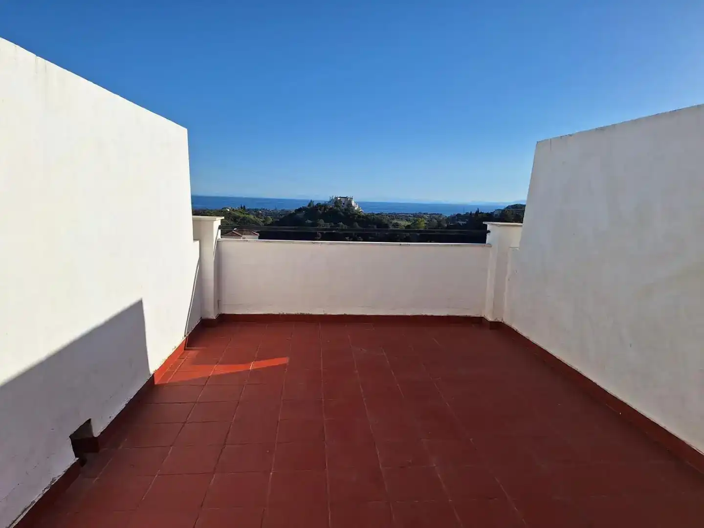 Terrassa de Pis de lloguer en Estepona amb Piscina i Moblat