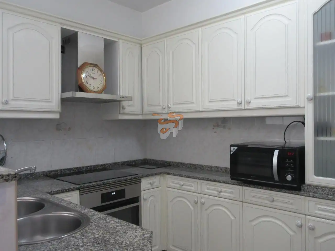 Cuina de Pis de lloguer en Ferrol amb Calefacció i Moblat