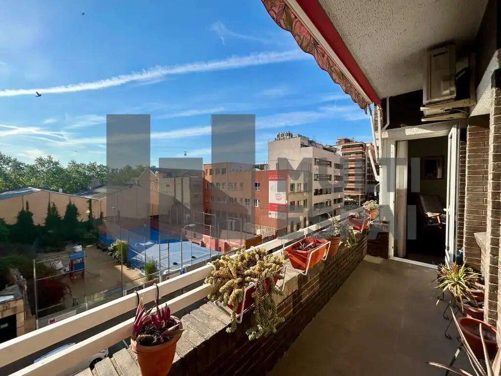 Vista exterior de Pis en venda en Barcelona amb Aire condicionat, Terrassa i Balcó