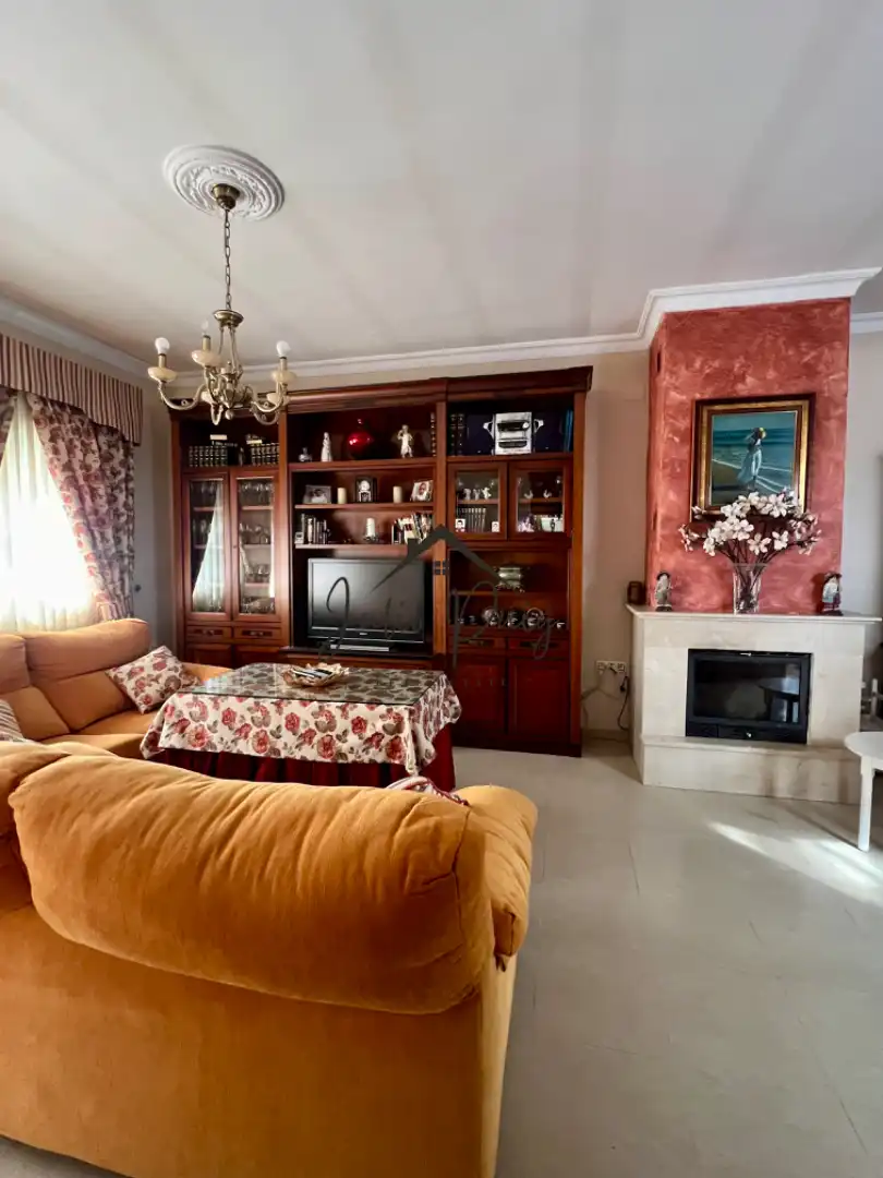 Sala d'estar de Casa o xalet en venda en Villamanrique de la Condesa amb Aire condicionat, Traster i Moblat