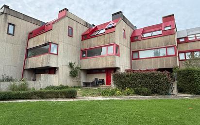 Vista exterior de Casa adosada en venda en Oleiros amb Calefacció, Jardí privat i Traster