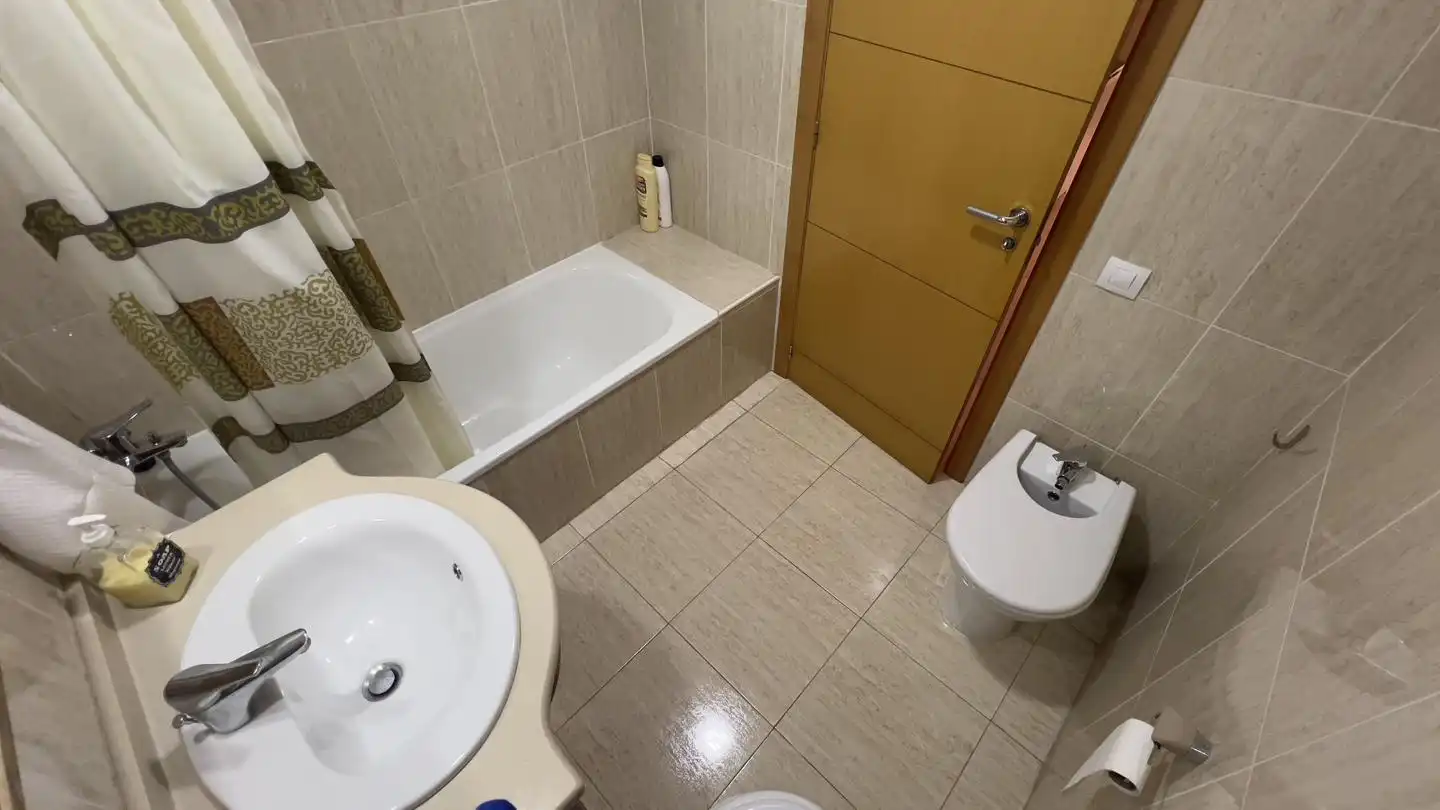 Badezimmer von Erdgeschoss zum Verkauf in Torreblanca mit Klimaanlage, Privatgarten und Terrasse