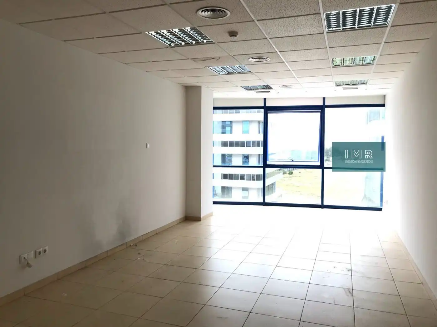Oficina amb ascensor en venda a Calle Astronomía 1