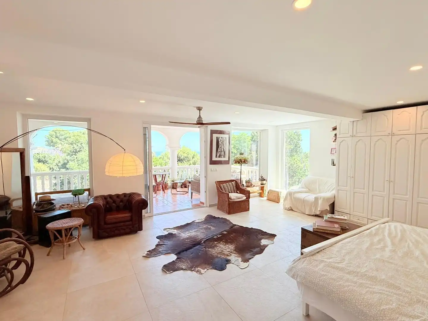 Sala d'estar de Casa o xalet en venda en Benalmádena amb Aire condicionat, Jardí privat i Terrassa