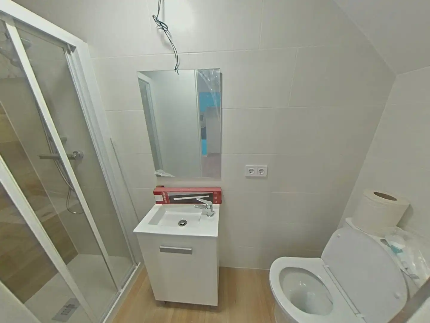 Badezimmer von Einfamilien-Reihenhaus zum Verkauf in El Vendrell mit Privatgarten und Parkett