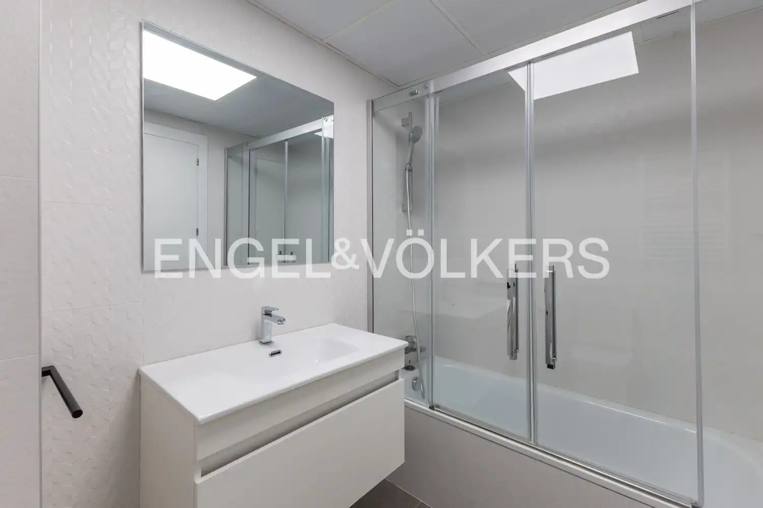 Bathroom of Flat for rent in Valencia  with Air Conditioner, Heating and Terrace