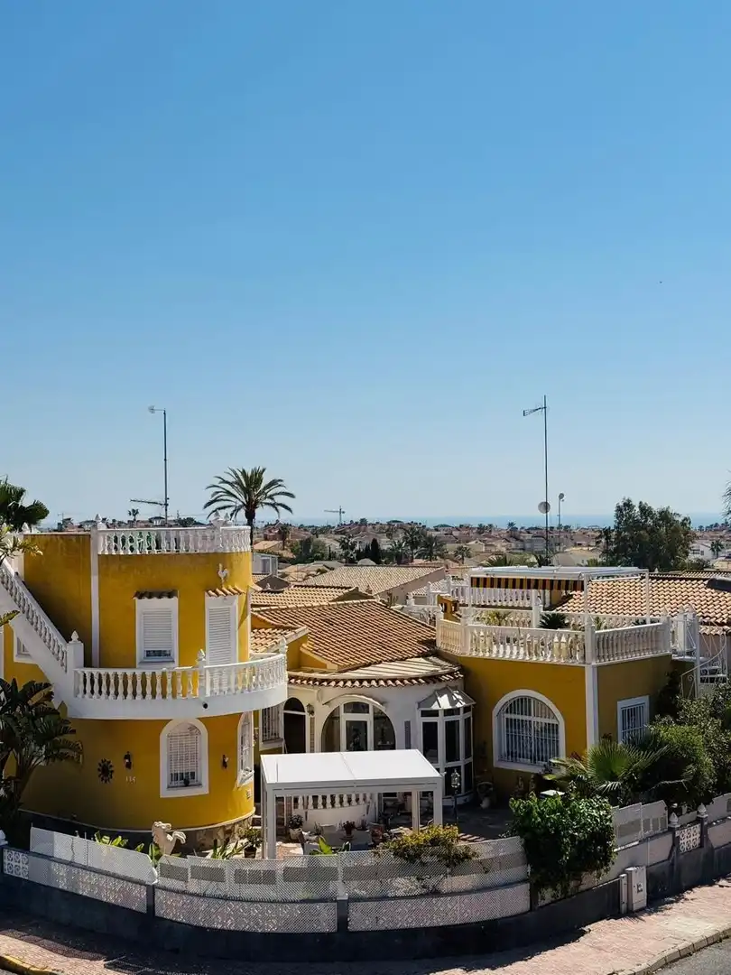 Vista exterior de Casa adosada en venda en Orihuela amb Aire condicionat, Terrassa i Traster