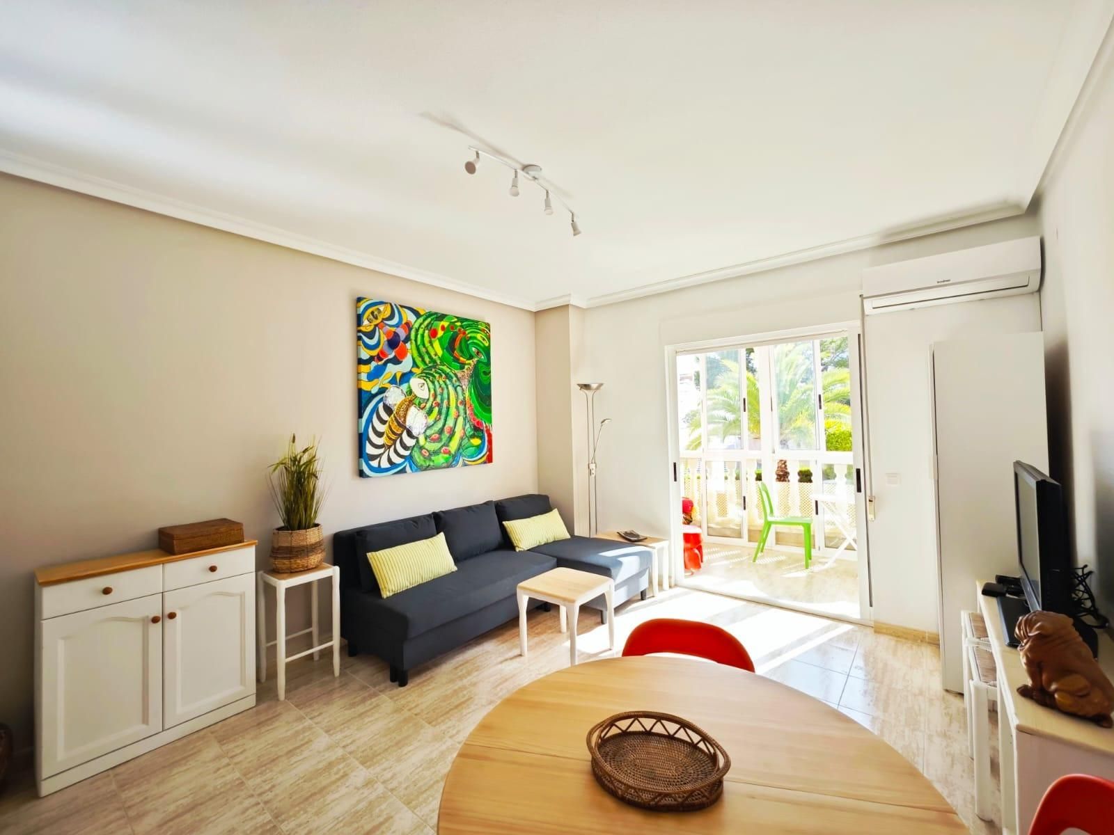 Sala d'estar de Apartament de lloguer en Elche / Elx amb Aire condicionat, Jardí privat i Terrassa