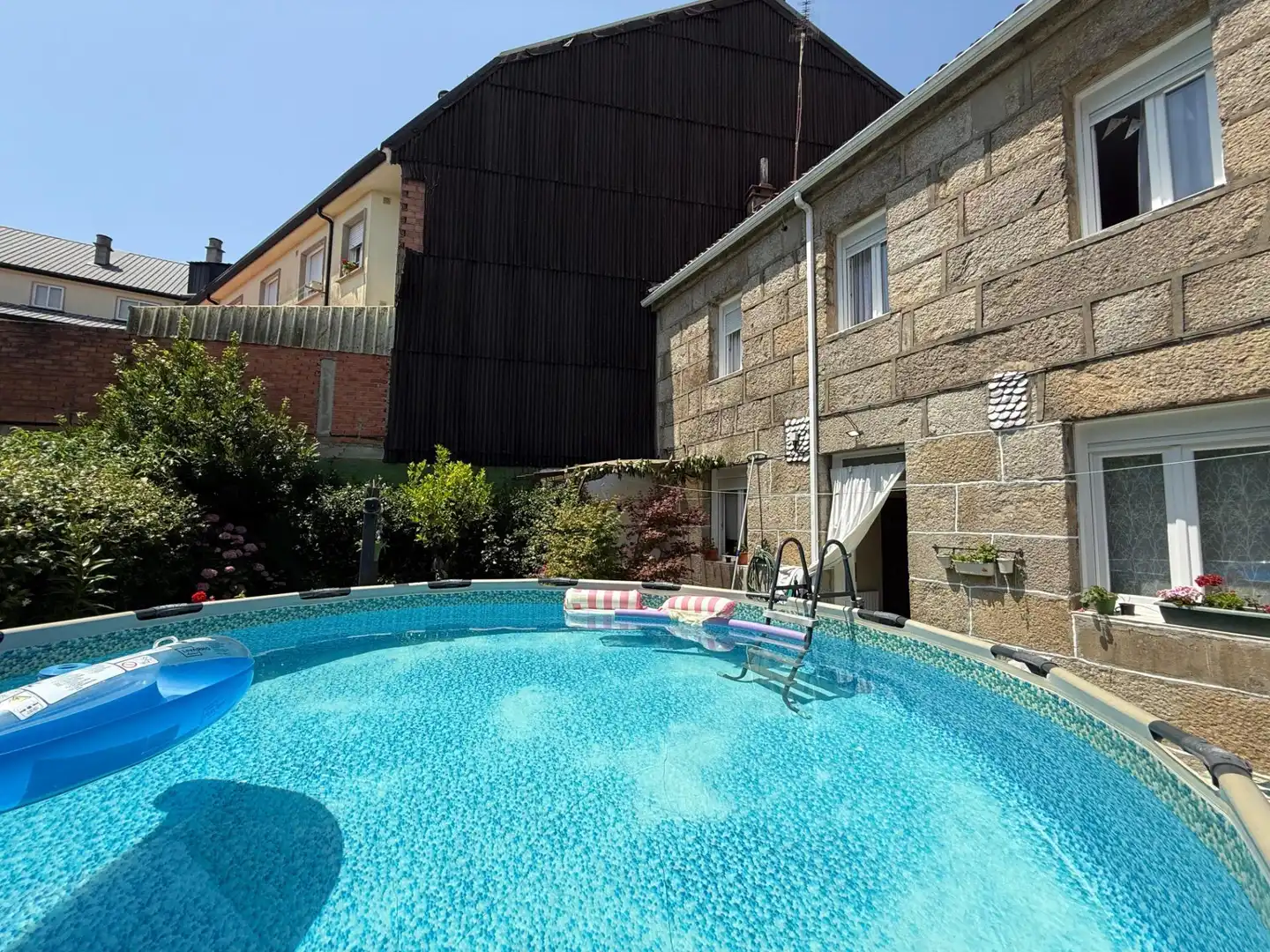 Piscina de Casa o xalet en venda en Vilanova de Arousa amb Calefacció, Jardí privat i Moblat