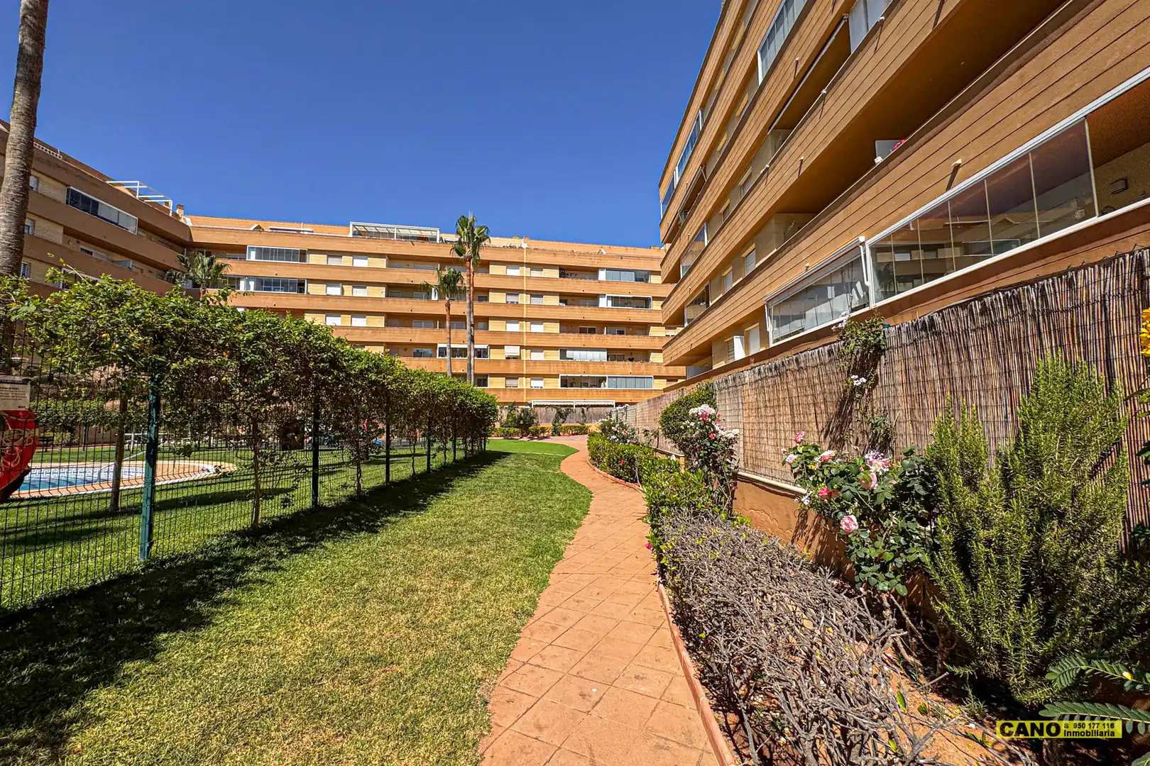 Vista exterior de Piso en venta en Roquetas de Mar con Terraza y Piscina