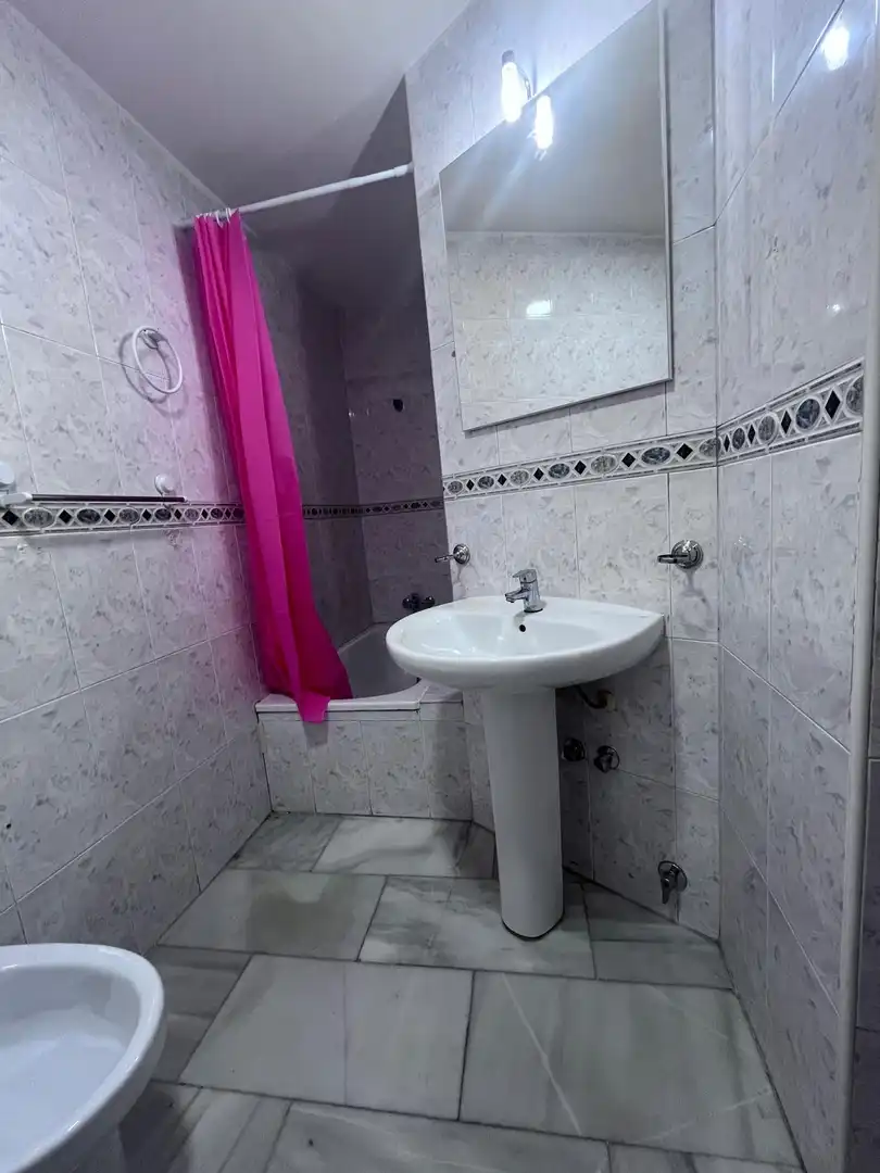 Bany de Àtic de lloguer en Granada amb Aire condicionat, Terrassa i Moblat