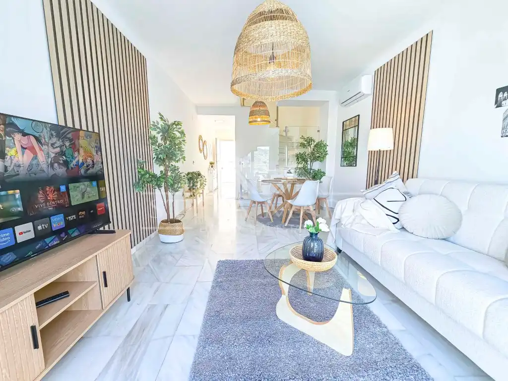 Sala de estar de Casa adosada en venta en Nerja con Aire acondicionado, Terraza y Amueblado