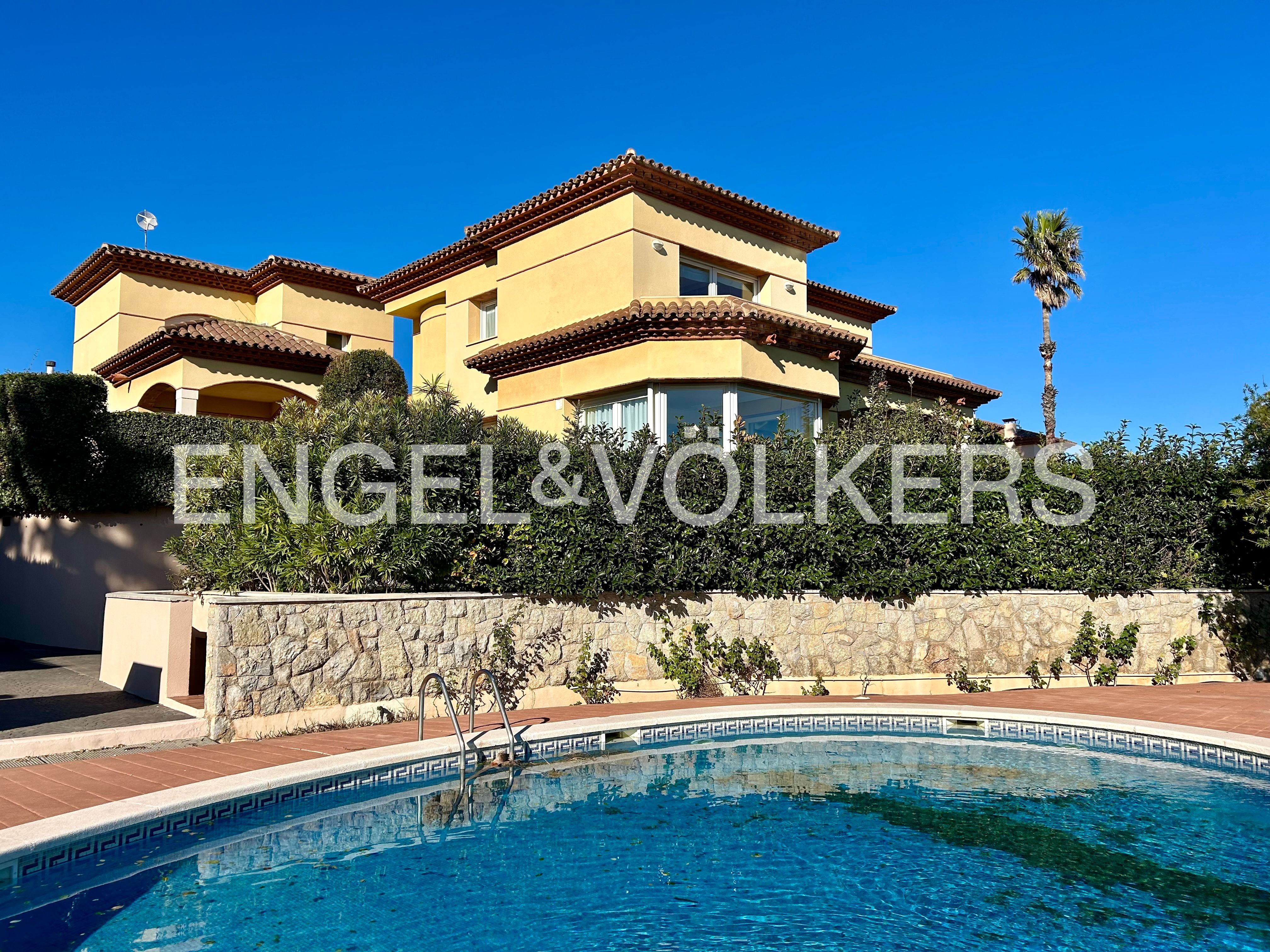 Vista exterior de Casa o xalet de lloguer en Mont-roig del Camp amb Aire condicionat, Calefacció i Jardí privat