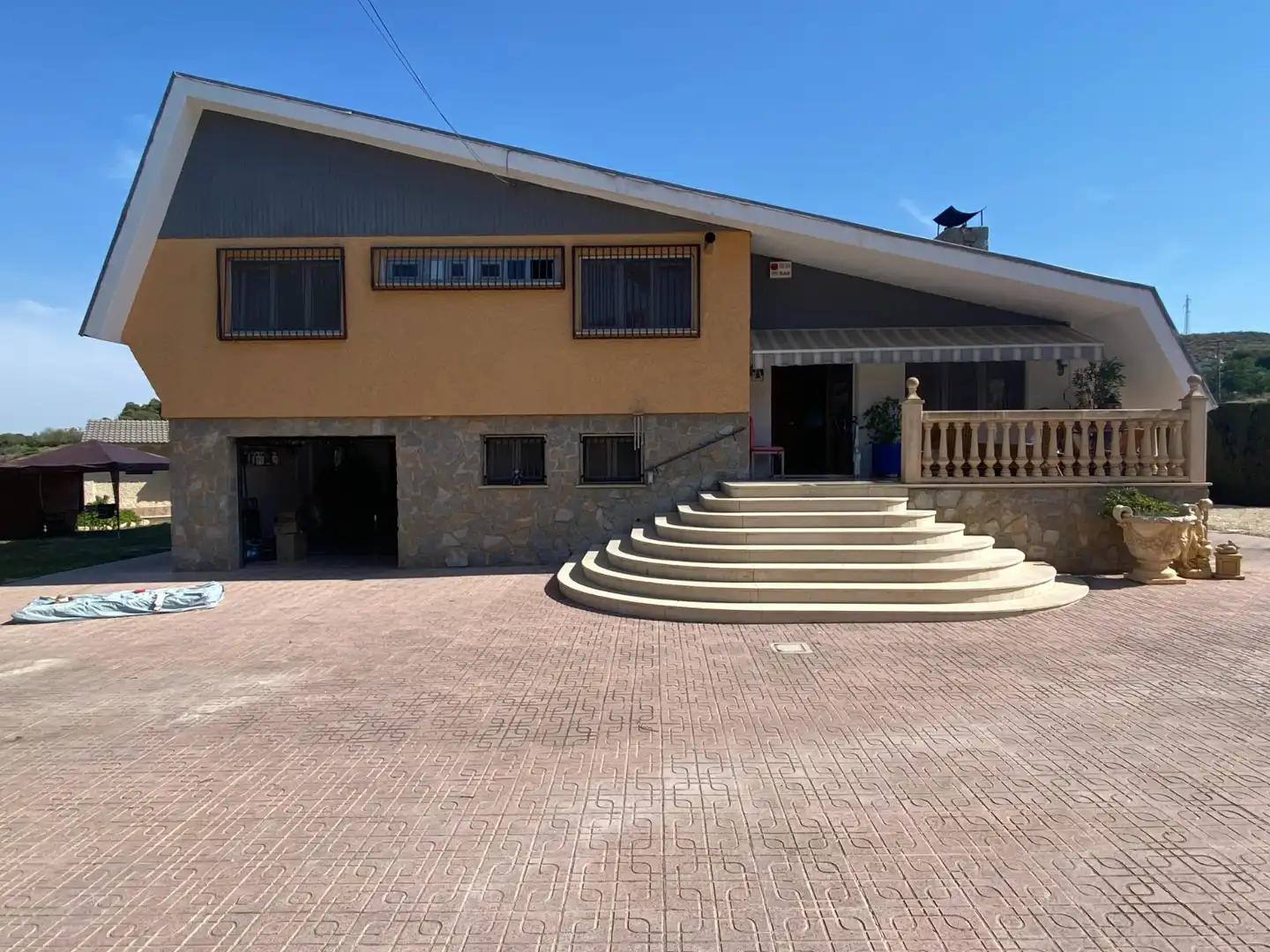 Vista exterior de Casa o xalet en venda en Petrer amb Aire condicionat, Terrassa i Piscina