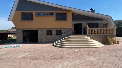 Nos complace presentar esta oportunidad única de adquirir una villa verdaderamente especial en la exclusiva comunidad de Lloma Bad