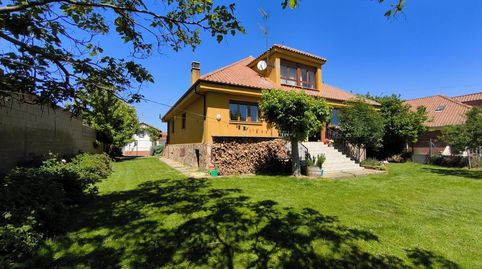Foto 3 de Casa o chalet en venta en Calle Nueva-td, -1, Villaturiel, León