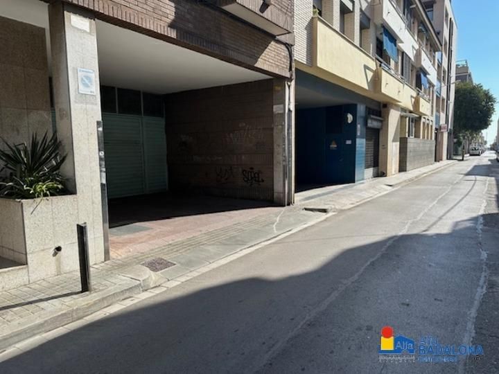 Vista exterior de Garatge en venda en Badalona