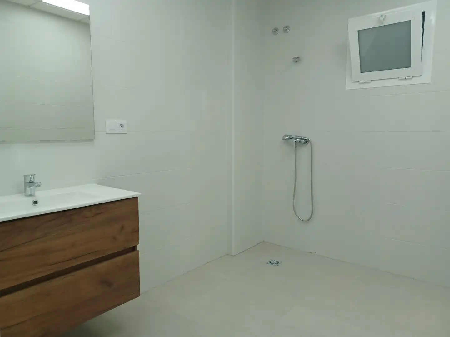 Badezimmer von Fabrikhallen zur Miete in Ontinyent
